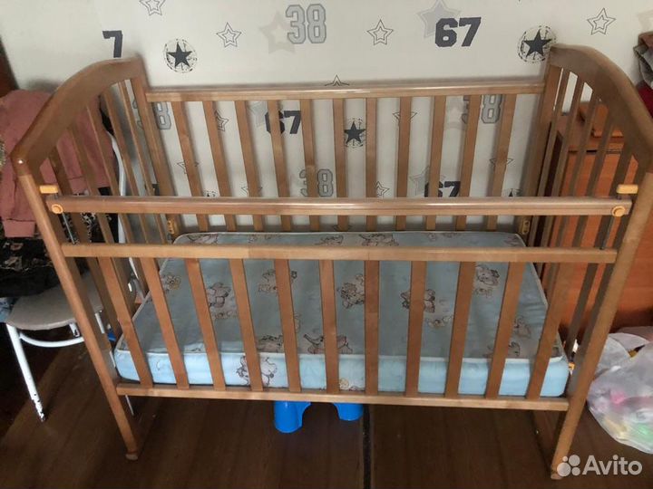 Детская кроватка с маятником