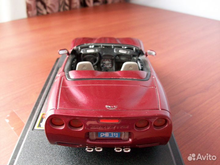 Модель Bburago 1/24 Chevrolet Corvette Convertible