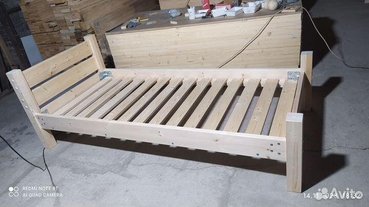 Кровать из массива дерева