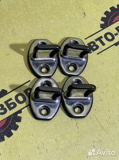 Петля замка двери Volkswagen Polo 2018