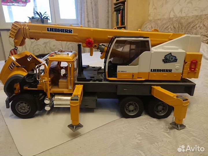 Автокран mack (производство bruder) 1:16