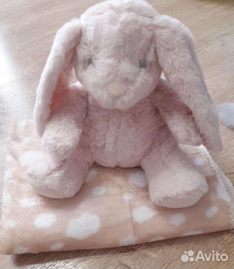 Плед и игрушка