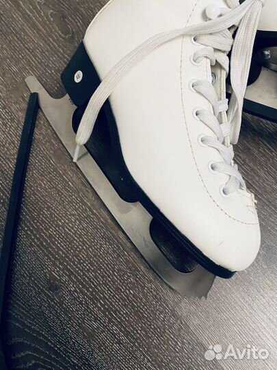 Продам фигурные коньки р.32