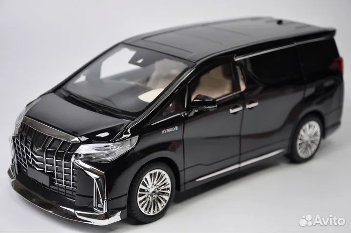 Модель автомобиля Toyota Alphard 1:18 металл