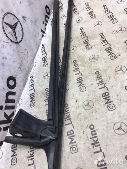 Молдинг стекла передний правый Mercedes Cls-Class
