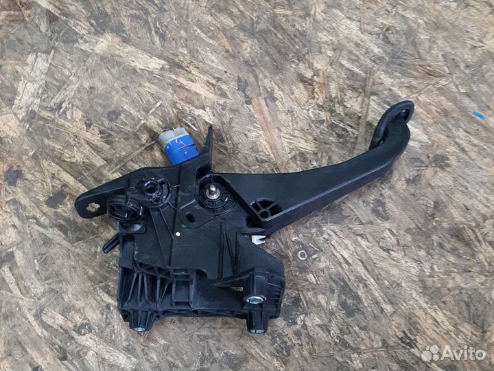 Педаль сцепления Рено Дастер