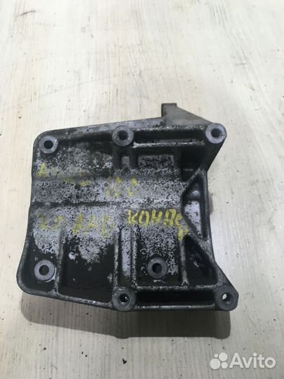 Кронштейн кондиционера Ауди А6 С4 050260885D