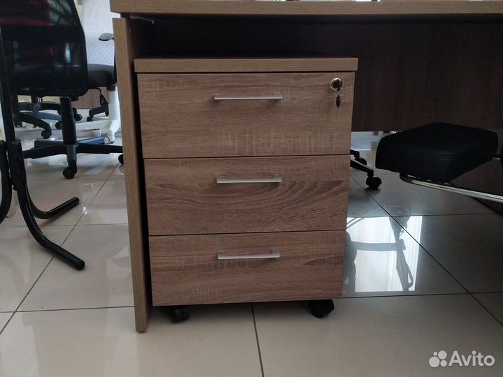 Стол письменный