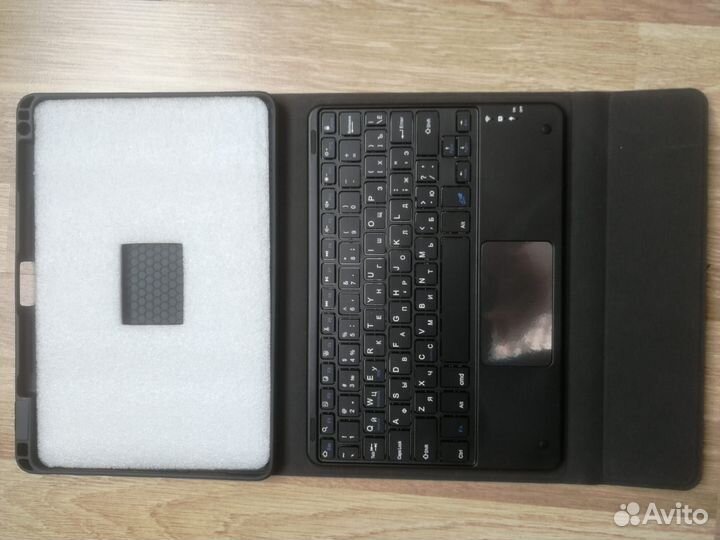 Чехол с беспроводной клавиатурой