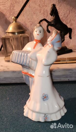 Фарфоровая статуэтка 