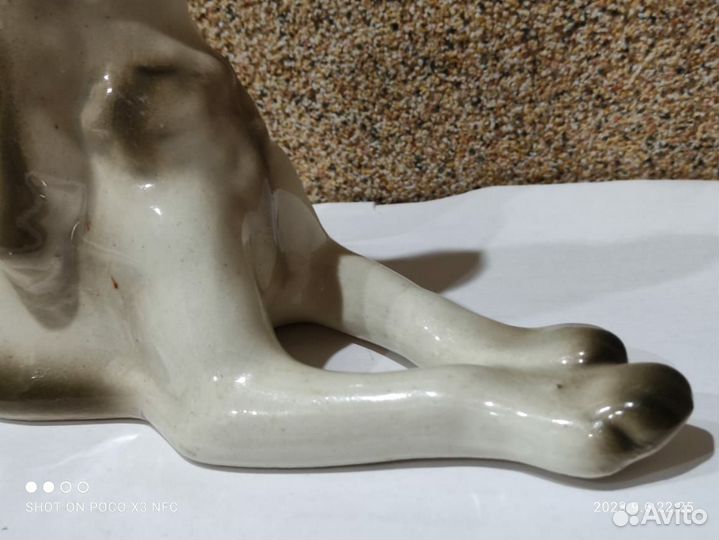 Крупная статуэтка собаки