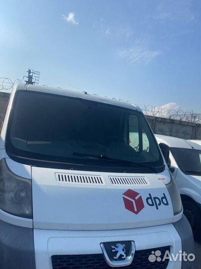 Водитель на своем грузовом авто