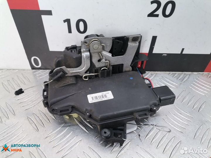 Замок двери передней левой Volkswagen Passat B5