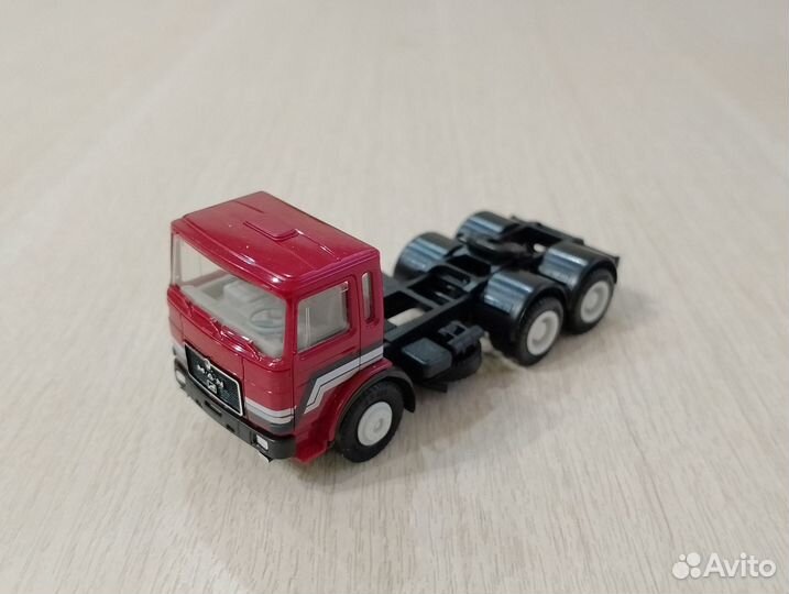 526) Тягач MAN трёхосный