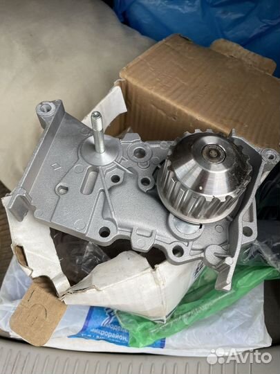 Водяной насос помпа Renault Sandero / Logan