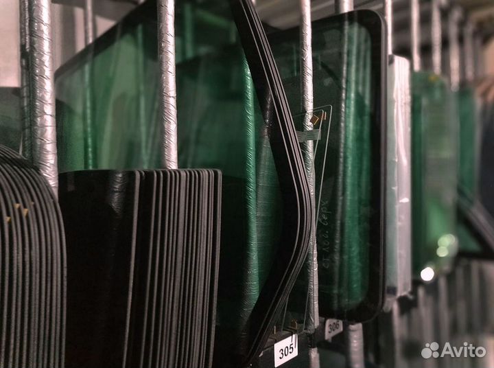 JCB 180/200/220 Стекло лобовое верхнее