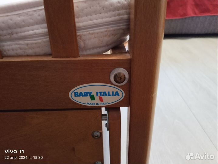 Детская кроватка с маятником и ящиком