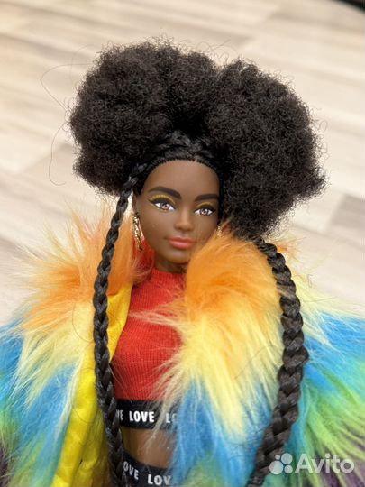 Barbie extra в радужном пальто
