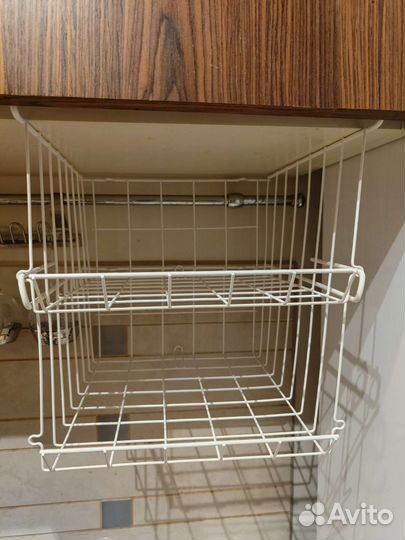 Подвесная корзинка на полку металлическая