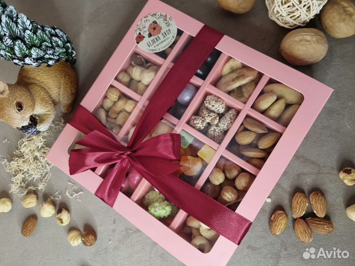 Подарочный набор с орешками, мёдом, сухофрутами