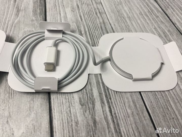 Беспроводное зарядное устройство Apple MagSafe