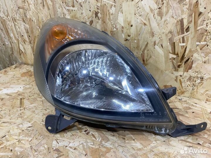 Фара правая передняя правая Toyota Yaris Verso