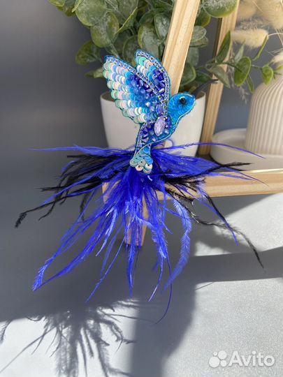 Брошь колибри с перьями