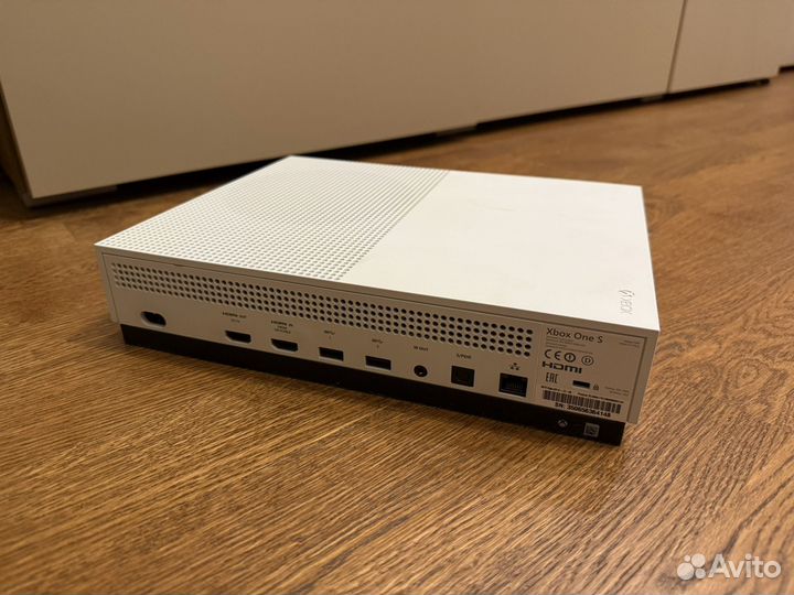 Xbox one s 1tb с геймпадом