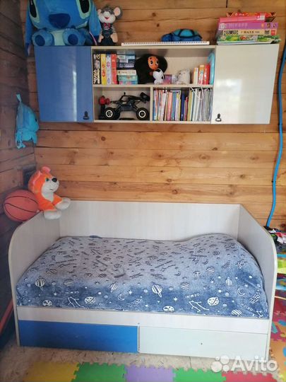 Детская кровать и полка
