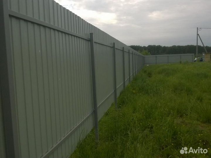 Заборы из евроштакетника с откатными воротами