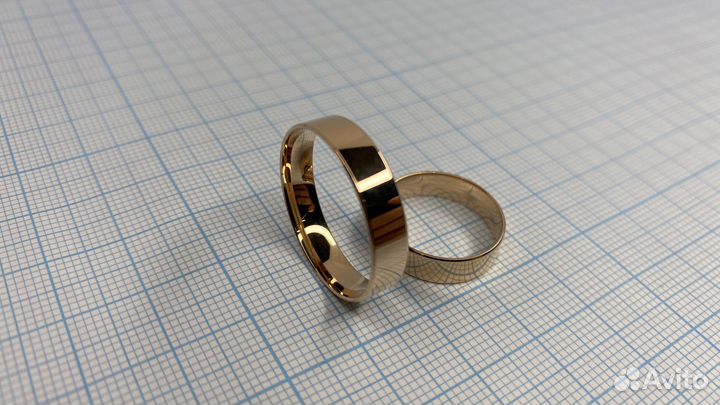 Золотое обручальное кольцо