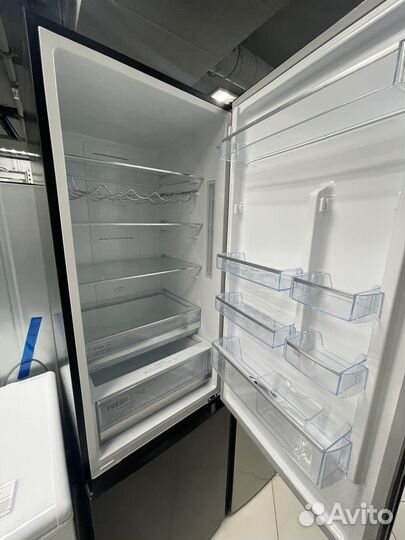 Холодильник с нижней морозильной камерой Thomson