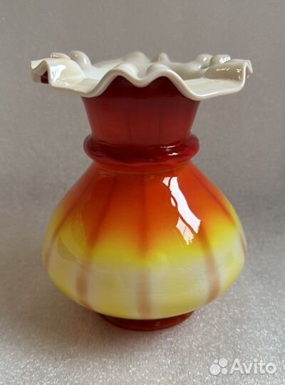 Яркая вазочка завода Красный май