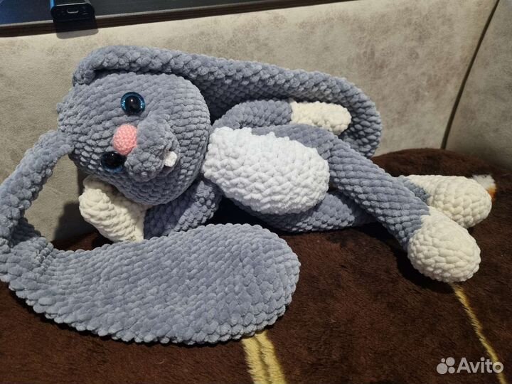 Вязаный плюшевый заяц