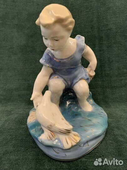 Фарфоровая статуэтка СССР Девочка кормит голубя