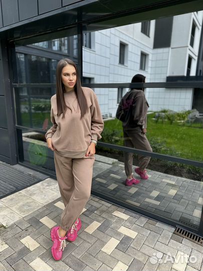 Стильный спортивный женский костюм