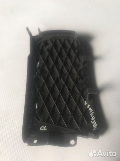 Заглушка бампера передняя правая Mazda Capella