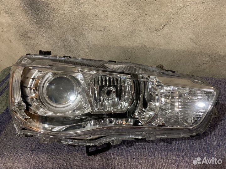 Фара правая на mitsubishi outlander XL корпус
