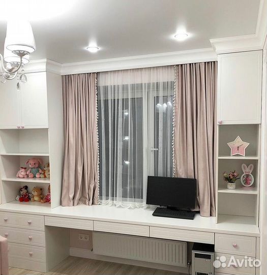 Рабочая зона школьника у окна