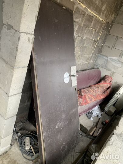 Дверь металлическая. С замком, ключем