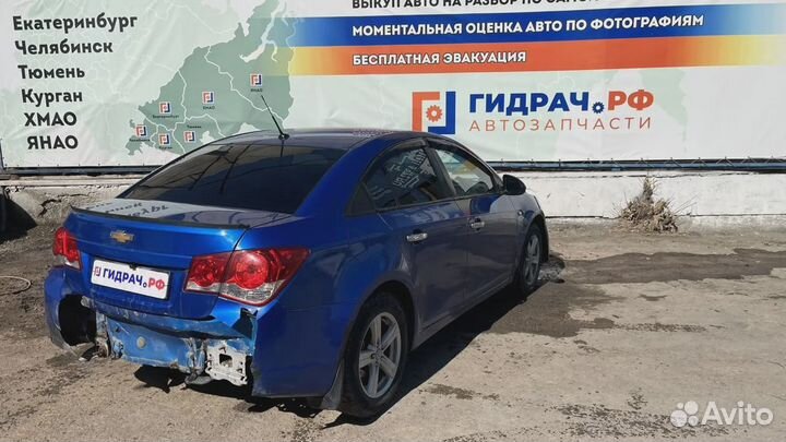 Суппорт тормозной передний правый Chevrolet Cruze (J300) 13301190