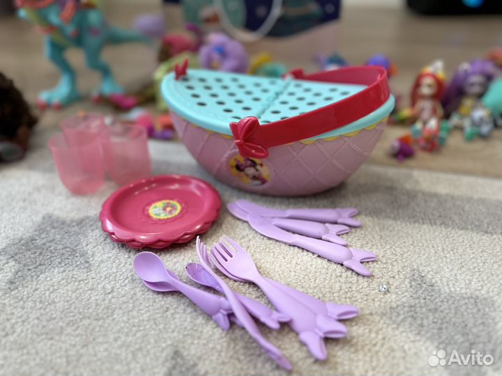 Очень много игрушек для девочки