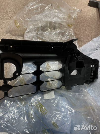 Кронштейн решётки радиатора audi Q3 F3 новая не ор