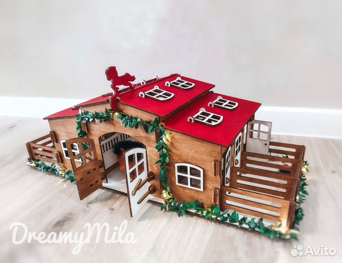 Конюшня для игрушечных лошадок