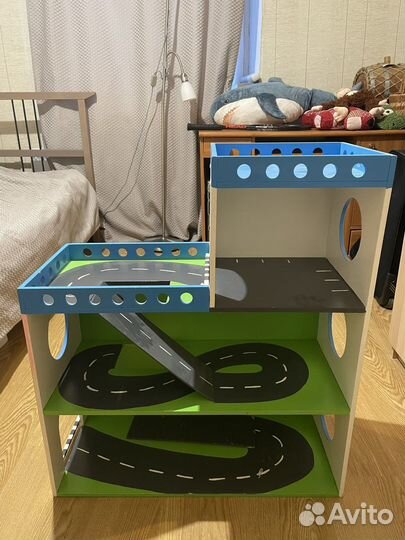 Игрушечная парковка для машинок