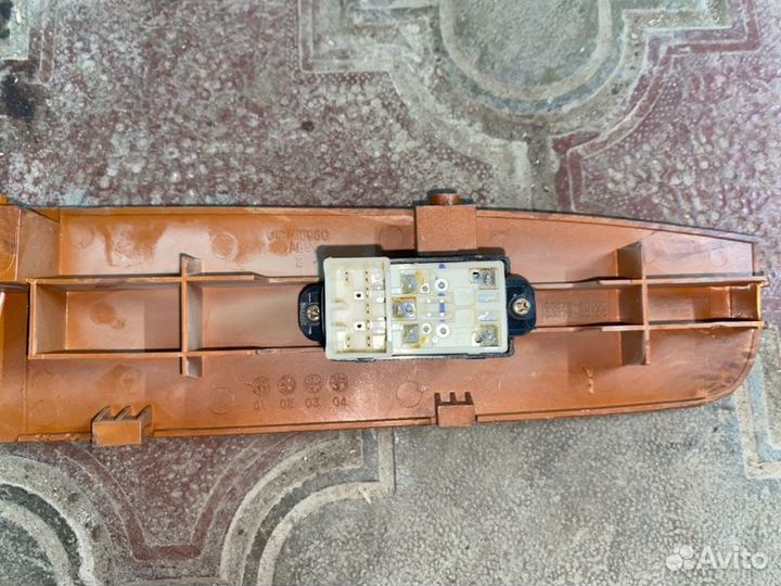 Кнопка стеклоподъемника передняя правая Hyundai