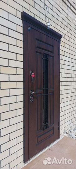 Дверь уличная с ковкой