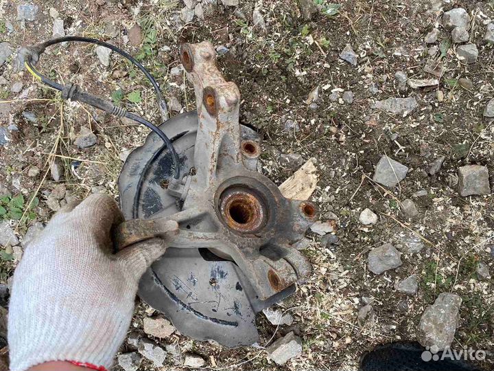 Поворотный кулак передний левый Renault Logan 2