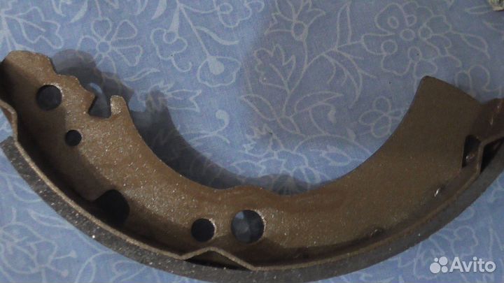 Продаю колодки тормозные барабанные Ниссан Санни