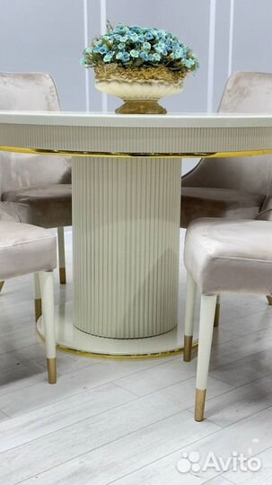 Стол и стулья новые